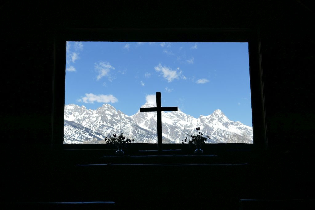 Grand Teton aus Kirchenfenster.jpg