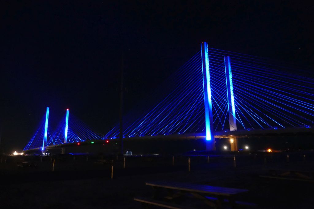 Beleuchtete Brücke in Delaware