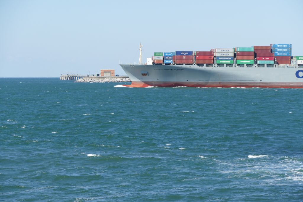 Chesapeake Bay Containerschiff über dem Strassentunnel